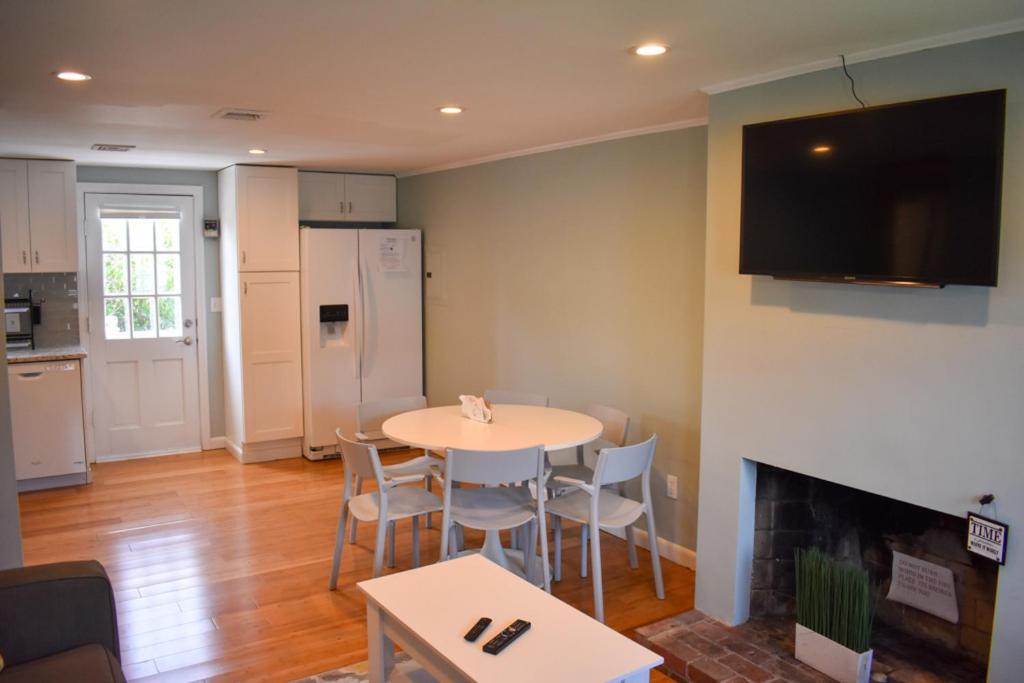 Seaside Serenity, Just A Block /0.1 Mile Away From The Beach Yarmouth Port Eksteriør billede