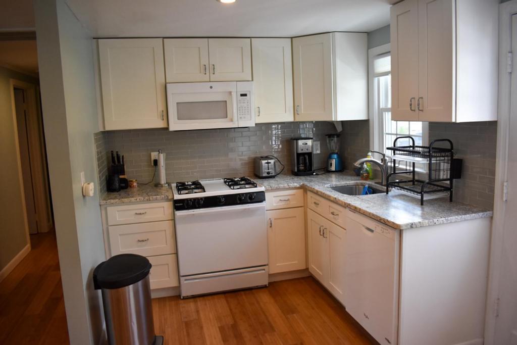 Seaside Serenity, Just A Block /0.1 Mile Away From The Beach Yarmouth Port Eksteriør billede